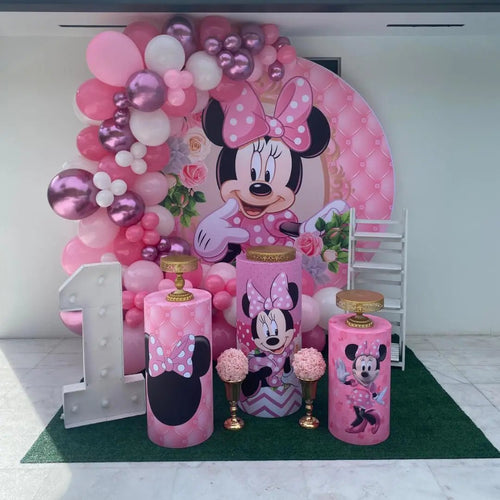 Minnie Mouse birthday party decoration package in Miami: pink balloon garland arch, backdrop and marquee number one. Fantasy Entertainments.